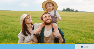 Família feliz em um campo verde aberto. Um homem sorri carregando uma criança nos ombros, ambos usando roupas simples e chapéu de palha. Ao lado, uma mulher também sorri, olhando para eles com carinho. Ao fundo, o céu está claro e há vegetação ao longe. No rodapé da imagem aparece a logomarca da Alter Benefícios